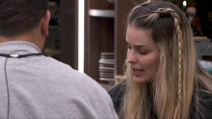 Michel e Yasmin durante conversa na Cozinha do VIP do BBB 24