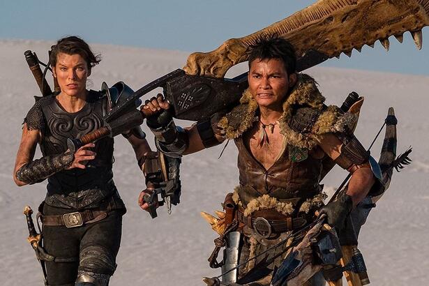 Mulher e homem armados em trecho do filme Monster Hunter