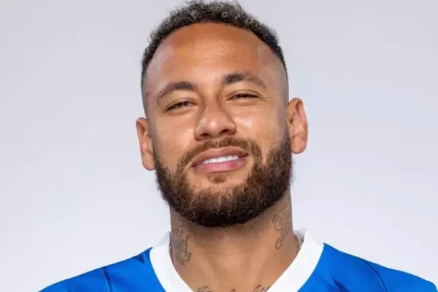 Neymar sorrindo durante ensaio fotográfico para a seleção brasileira de futebol