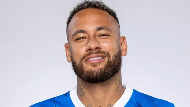 Neymar sorrindo durante ensaio fotográfico para a seleção brasileira de futebol