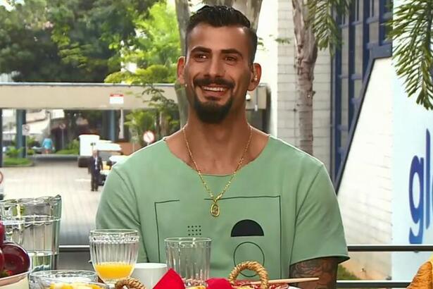 Nizam durante Café com o Eliminado do BBB 24