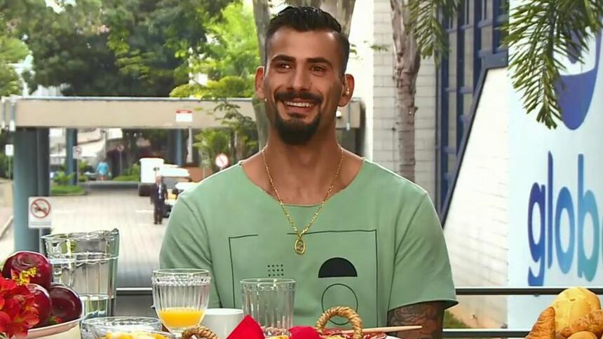 Nizam durante Café com o Eliminado do BBB 24