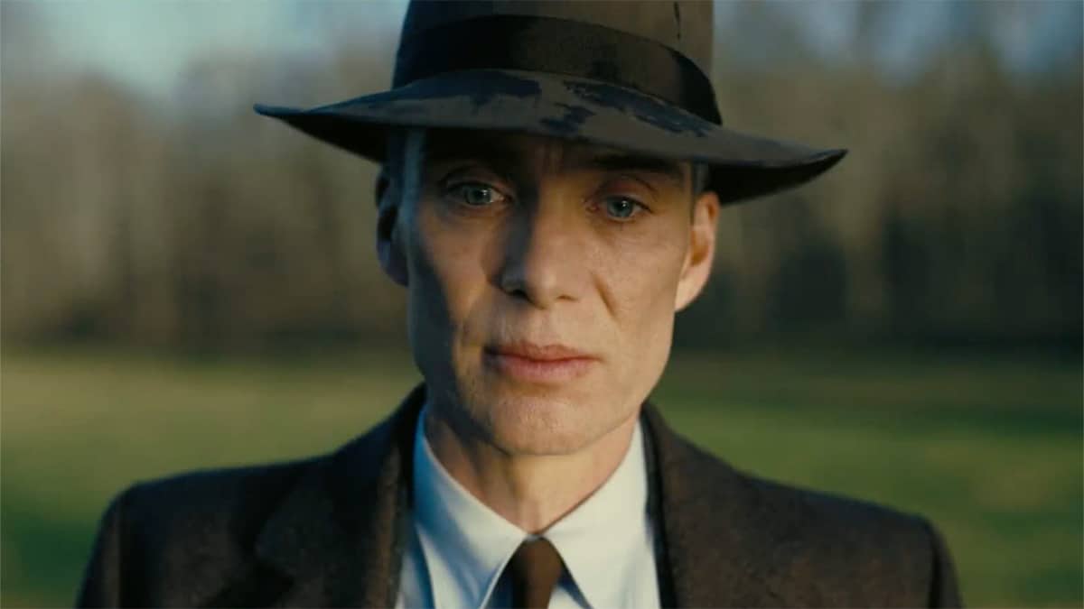Na imagem, vê-se um homem com semblante preocupado e chapéu em meio a um campo.