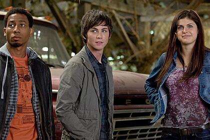 Logan Lerman, Brandon T. Jackson e Pierce Brosnan em trecho do filme Percy Jackson e o Ladrão De Raios