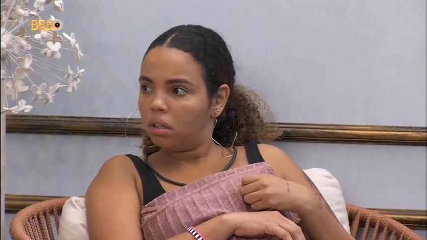 Pitel com o rosto assustado na área externa do BBB 24