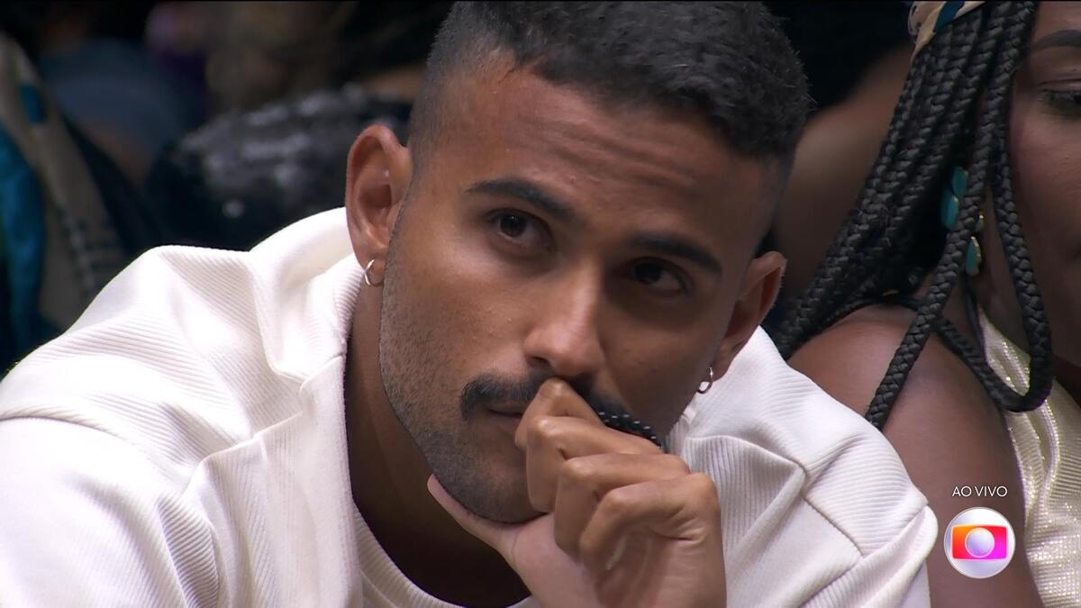 Lucas Pizane com a mão na boca antes de ser eliminado do BBB 24