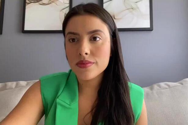 Rebeca Mota em vídeo gravado no sofá da sua casa em suposta desistência do BBB