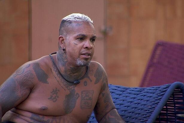 Rodriguinho sem camisa em conversa no BBB 24