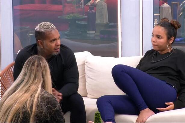 Rodriguinho, Pitel e Yasmin durante conversa na área externa do BBB 24