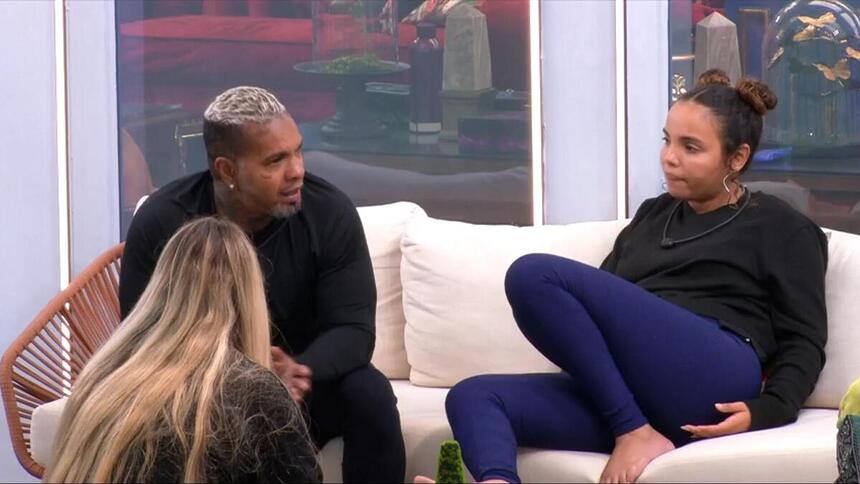 Rodriguinho, Pitel e Yasmin durante conversa na área externa do BBB 24