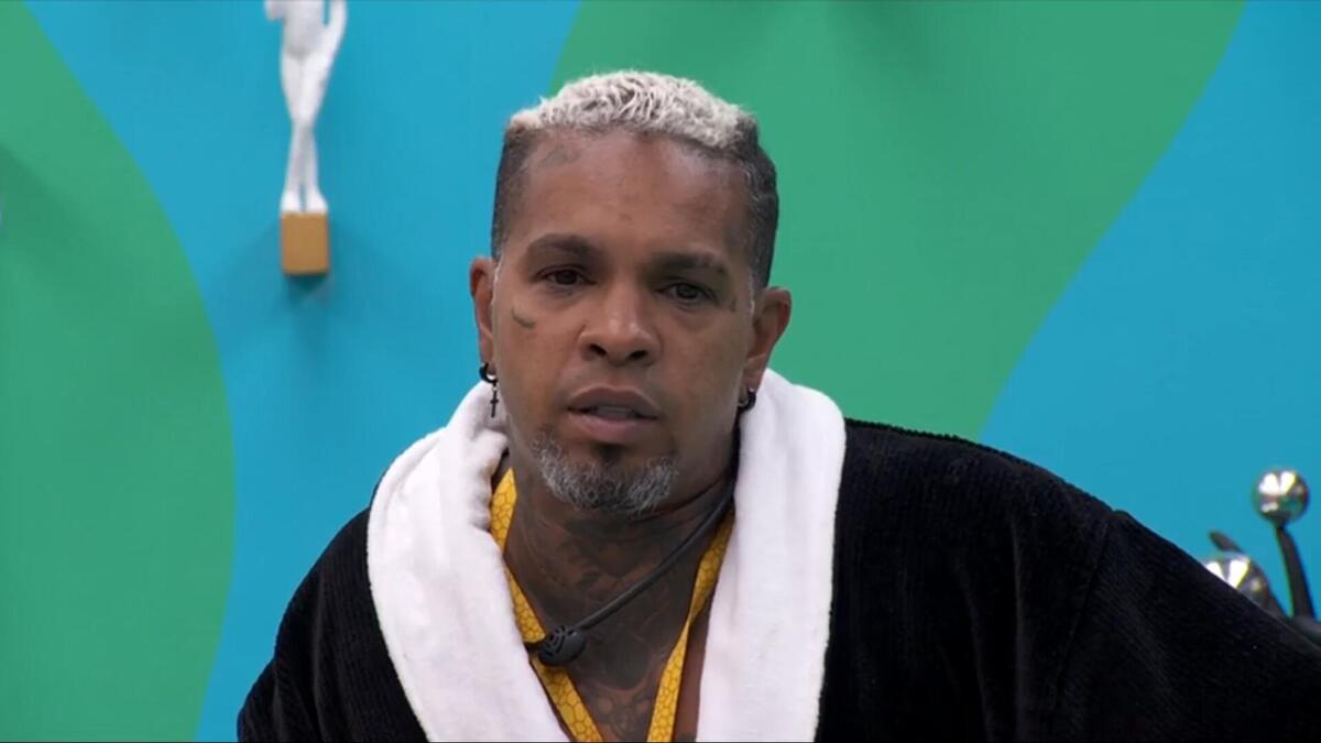 Rodriguinho de Roupão do Líder no BBB 24