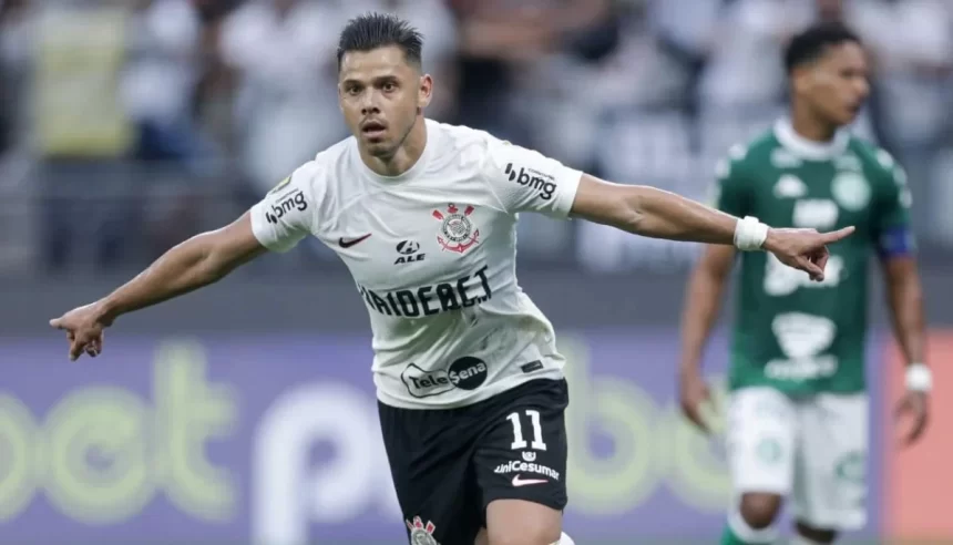 Romero de braços abertos, comemorando gol na partida Corinthians x Guarani