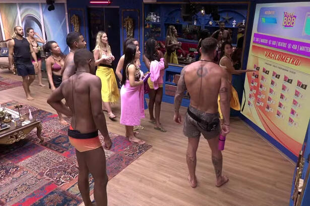 participantes reunidos na sala em frente ao telão do BBB 24