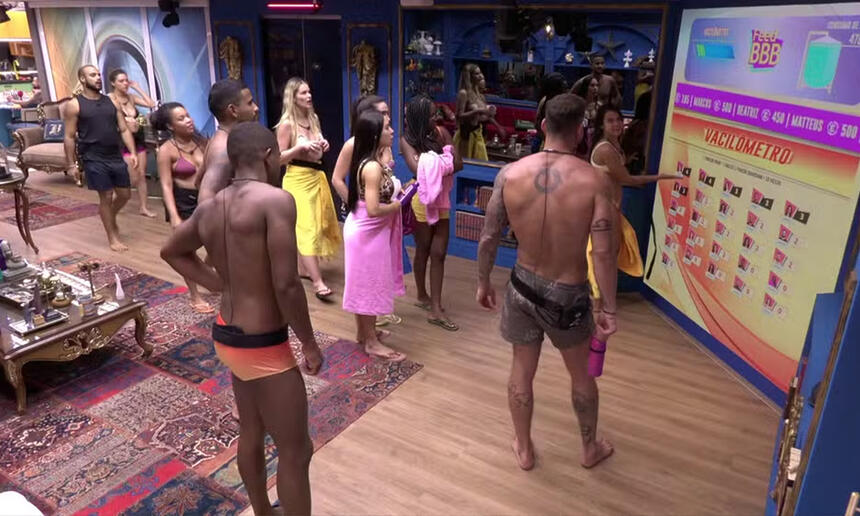 participantes reunidos na sala em frente ao telão do BBB 24