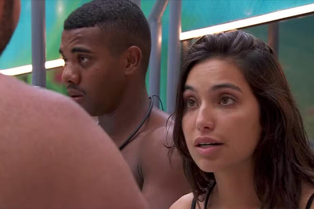 Vanessa Lopes com face irritada, sem paciêcia, em pé, durante conversa na cozinha do BBB 24