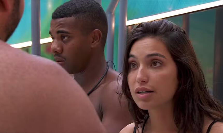 Vanessa Lopes com face irritada, sem paciêcia, em pé, durante conversa na cozinha do BBB 24