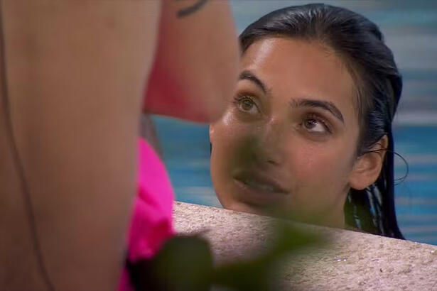 Vanessa Lopes de cabelo molhado, na beira da piscina conversando com Nizam