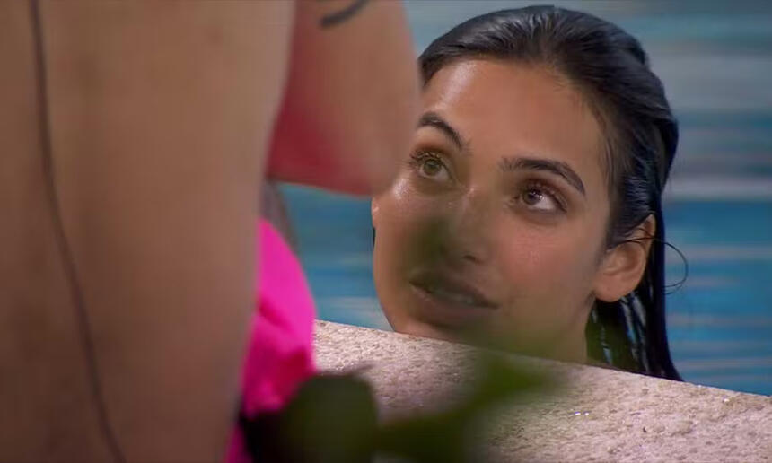 Vanessa Lopes de cabelo molhado, na beira da piscina conversando com Nizam