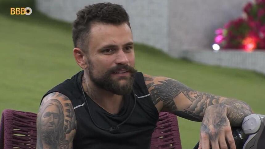 Vinicius em conversa na área externa do BBB 24