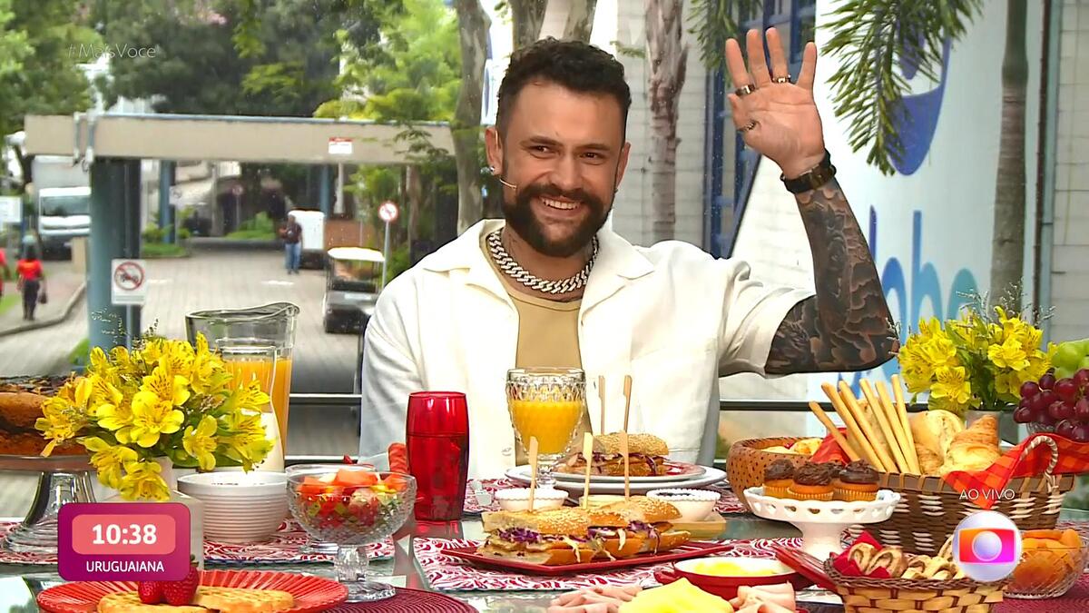 Vinicius durante o café com o eliminado no Mais Você