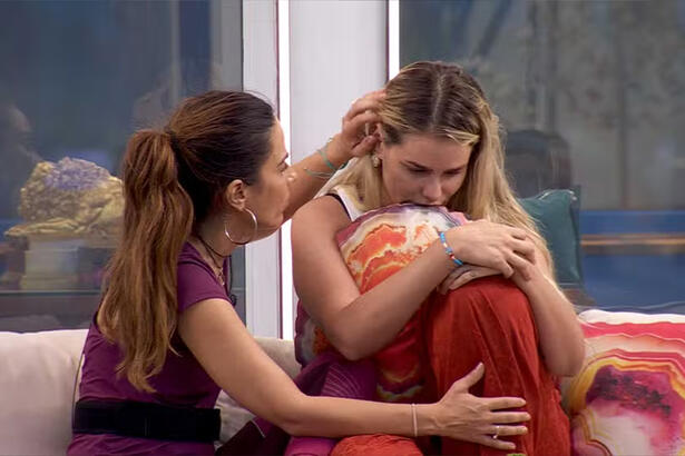 Wanessa Camargo com a mão na cabeça de Yasmin, sentadas na varanda do BBB 24