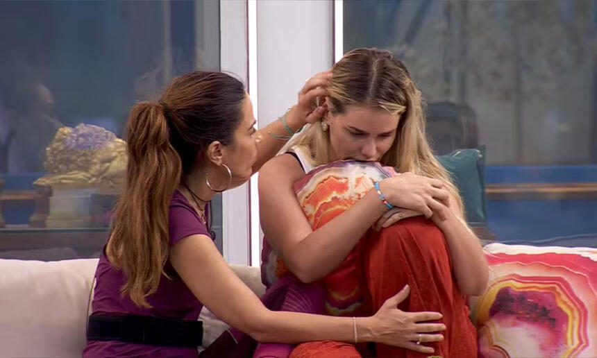 Wanessa Camargo com a mão na cabeça de Yasmin, sentadas na varanda do BBB 24