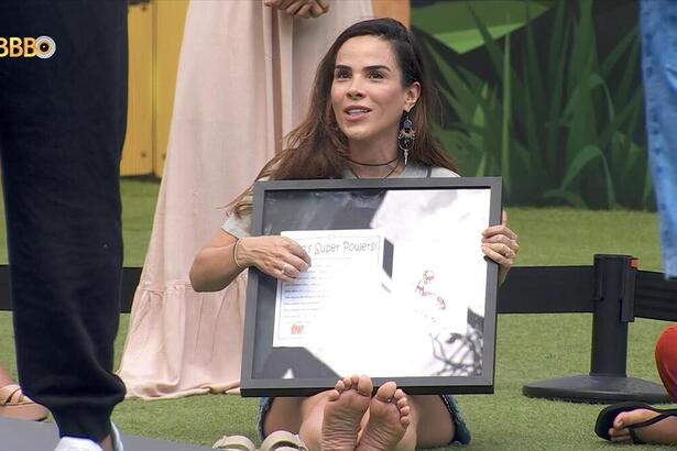 Wanessa Camargo segurando um quadro desenhado pelo filho no BBB 24