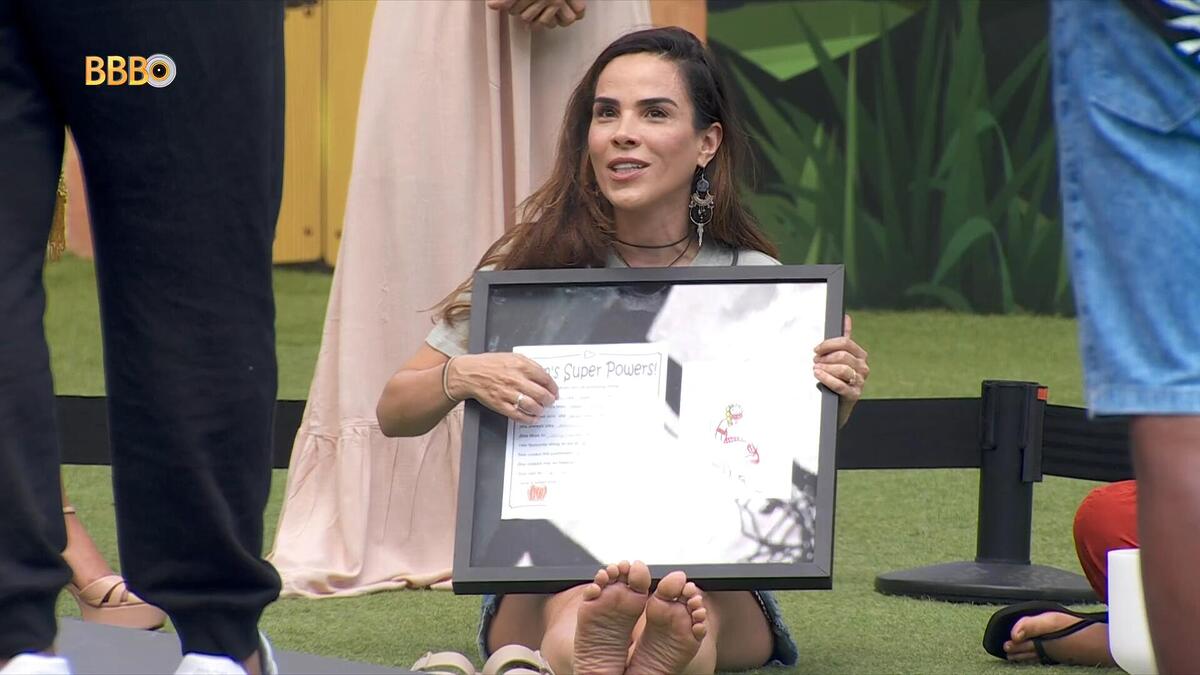 Wanessa Camargo segurando um quadro desenhado pelo filho no BBB 24