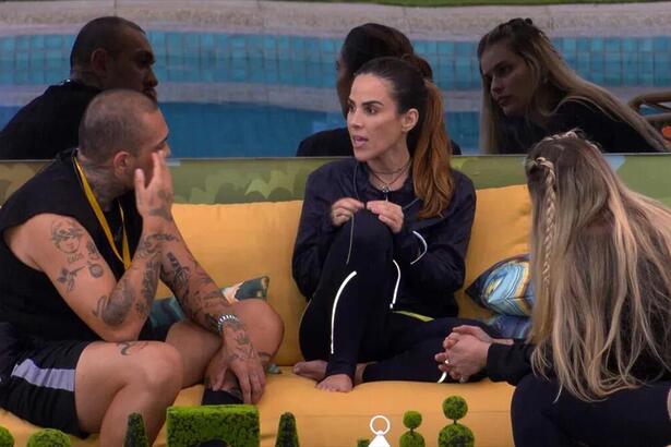 Wanessa, MC Bin Laden e Yasmin durante conversa na área externa do BBB 24