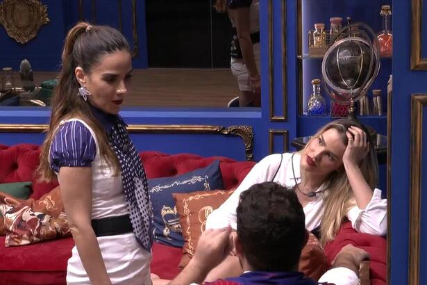 Wanessa, Yasmin e Michel durante conversa na sala do BBB 24