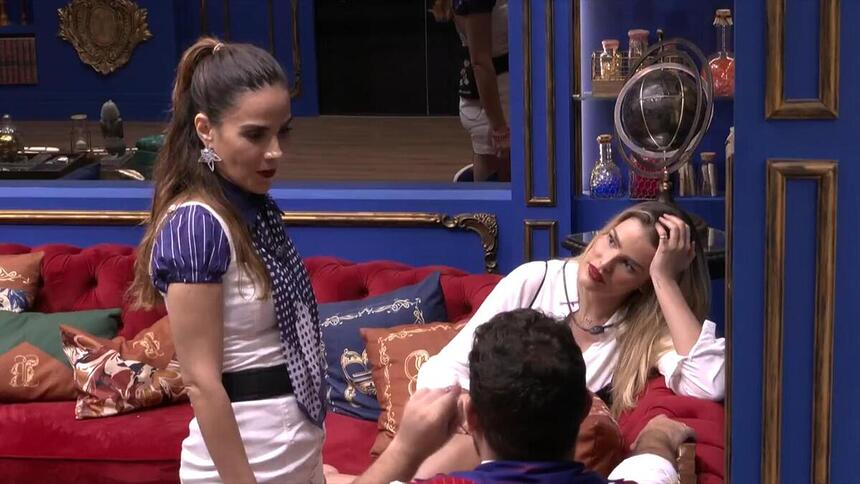 Wanessa, Yasmin e Michel durante conversa na sala do BBB 24