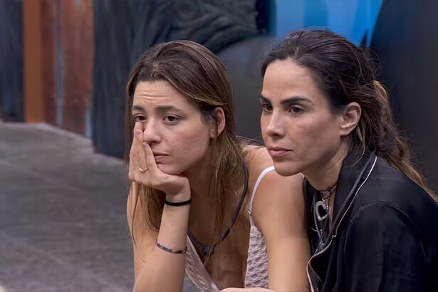 Wanessa Camargo de camisa UV preta, sentada ao lado de Beatriz durante conversa no BBB 24