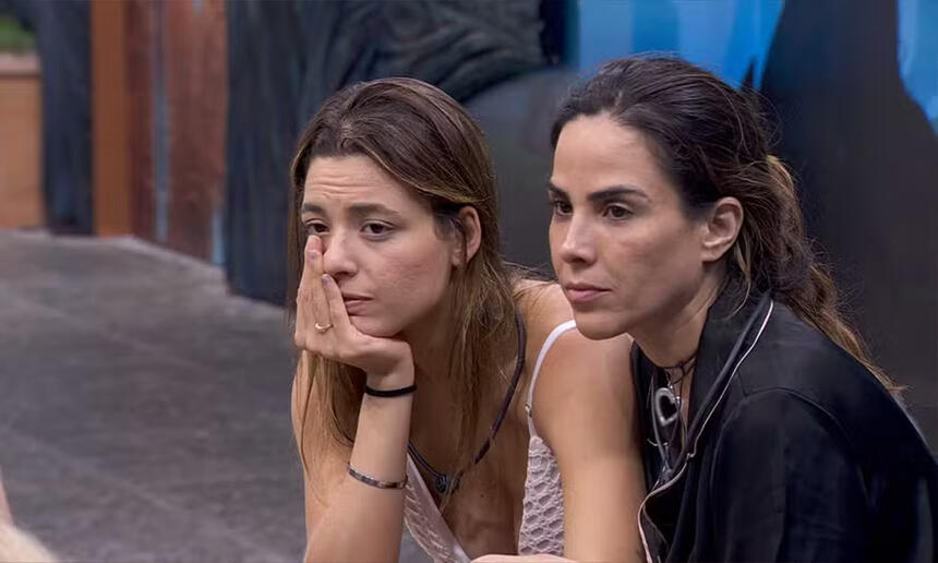 Wanessa Camargo de camisa UV preta, sentada ao lado de Beatriz durante conversa no BBB 24