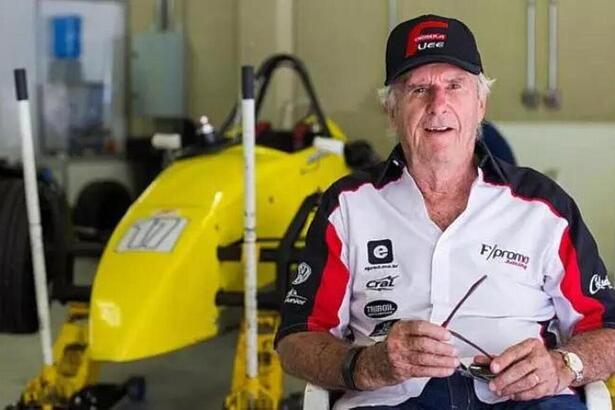 Wilson Fittipaldi em foto posada na frente de um carro