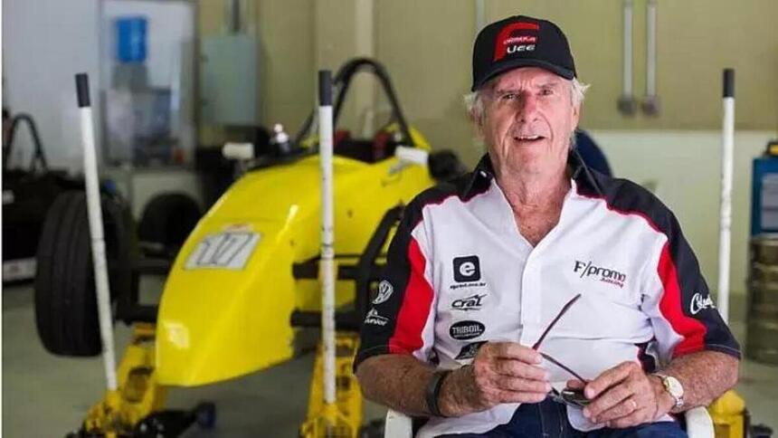 Wilson Fittipaldi em foto posada na frente de um carro