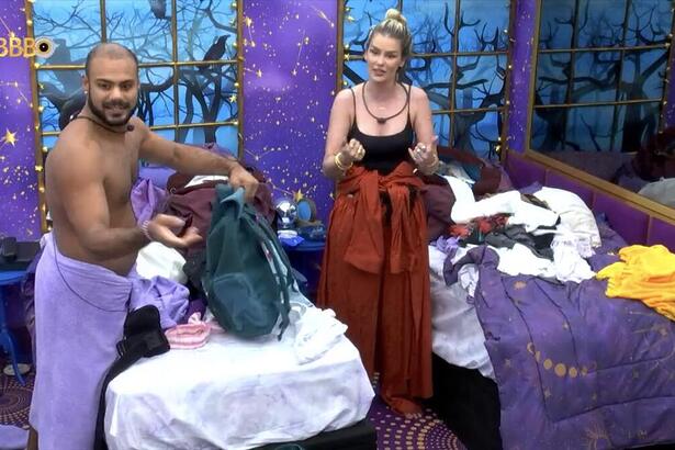 Yasmin Brunet em pé, no quarto, se arrumando para o Paredão do BBB 24