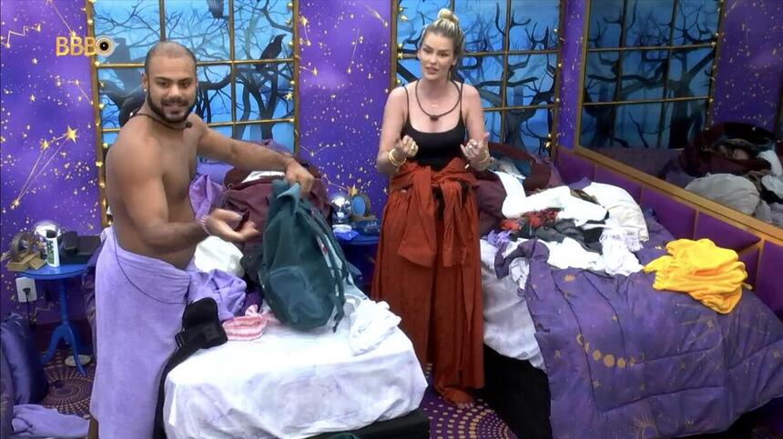 Yasmin Brunet em pé, no quarto, se arrumando para o Paredão do BBB 24