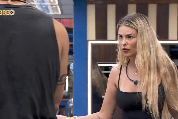 Yasmin Brunet com os braços abertos e revoltada no BBB, durante conversa com Nizam