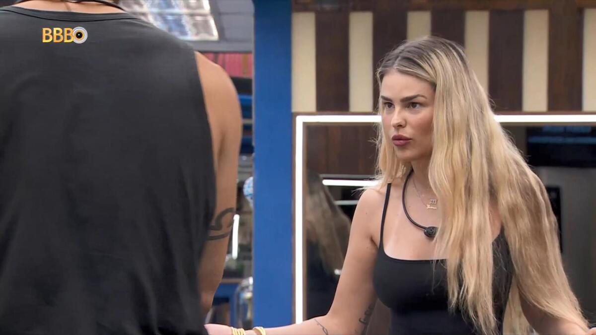 Yasmin Brunet com os braços abertos e revoltada no BBB, durante conversa com Nizam