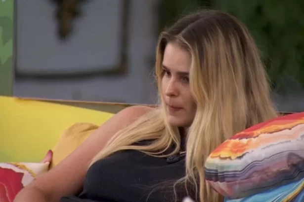 Yasmin Brunet de regata preta sentada na varanda do BBB 24 enquanto reflete sobre queridômetro