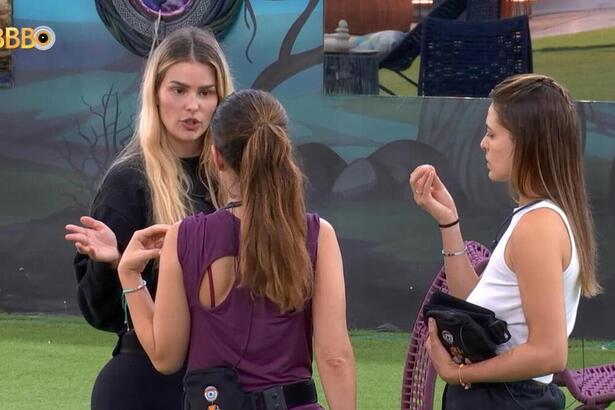 Yasmin Brunet revoltada, durante conversa com Wanessa e Beatriz na área externa do BBB 24