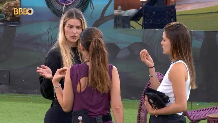 Yasmin Brunet revoltada, durante conversa com Wanessa e Beatriz na área externa do BBB 24