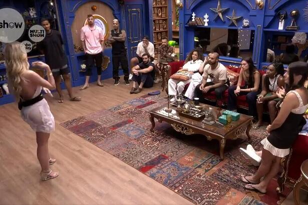 Yasmin Brunet de vestido branco em pé conversando com os brothers no BBB 24