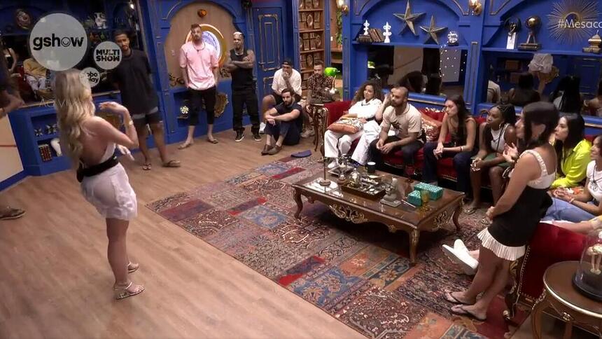 Yasmin Brunet de vestido branco em pé conversando com os brothers no BBB 24