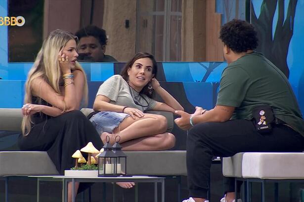 Yasmin, Wanessa e Lucas em conversa na área externa do BBB 24