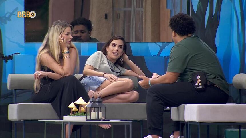 Yasmin, Wanessa e Lucas em conversa na área externa do BBB 24