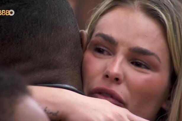 Yasmin e Davi se abraçando e chorando no BBB 24