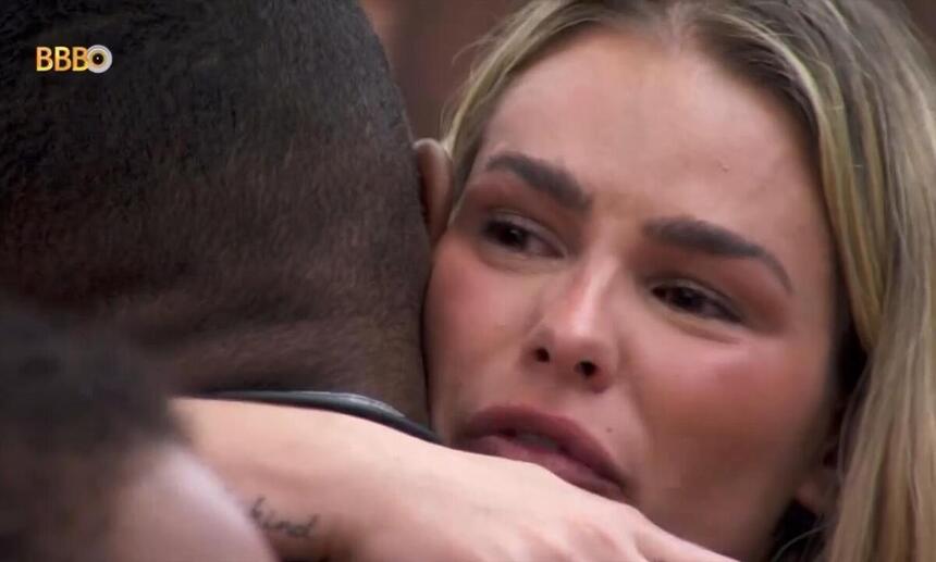 Yasmin e Davi se abraçando e chorando no BBB 24