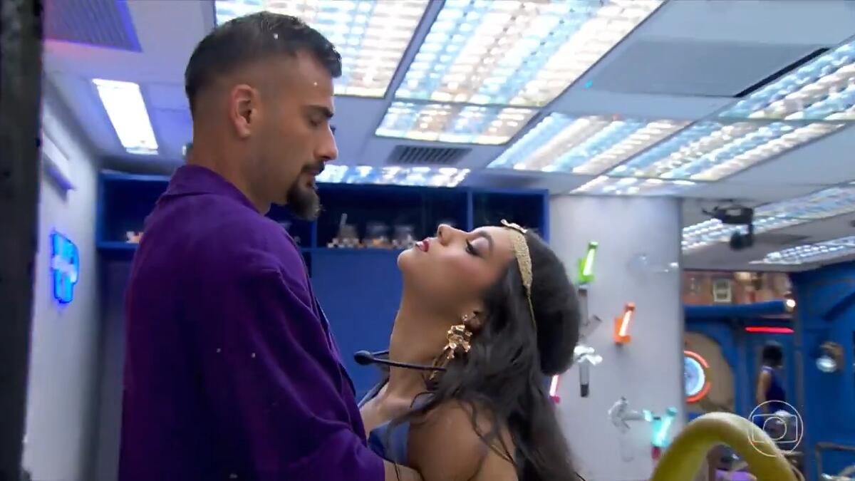 Alane desmaia em cima de Nizam na cozinha do BBB 24