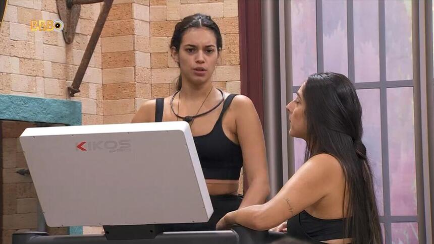 Alane e Deniziane conversam na esteira da academia do BBB 24